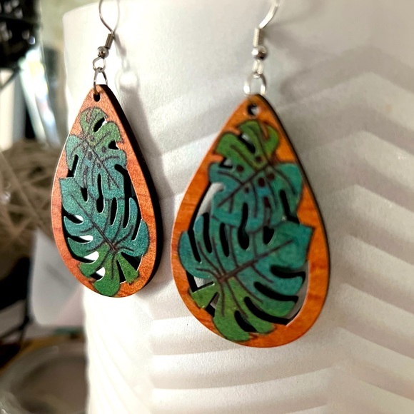 Monstera wooden earring with Sheppard hooks - Picture 2 of 2